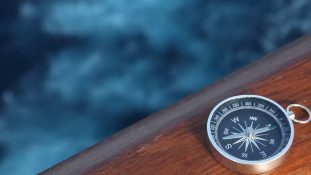 Kompass auf dem Schiff, das sich im Meer bewegt — Stockvideo