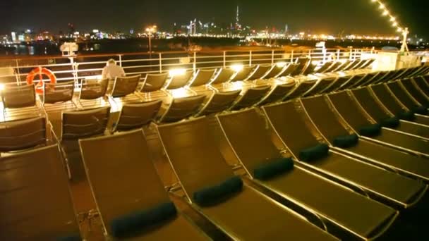 Stühle stehen an Deck des Schiffes — Stockvideo