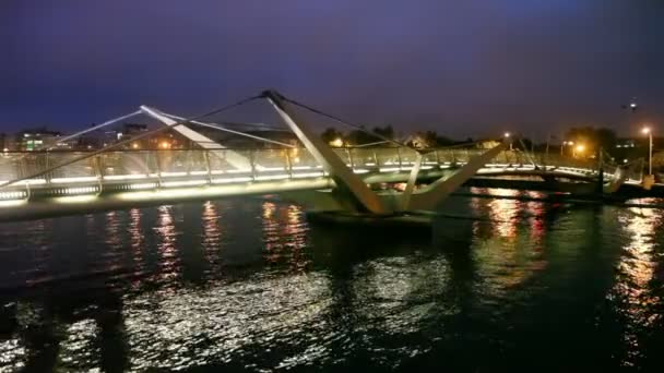 Noche Sean O 'Casey Bridge en Dublín, Irlanda — Vídeo de stock