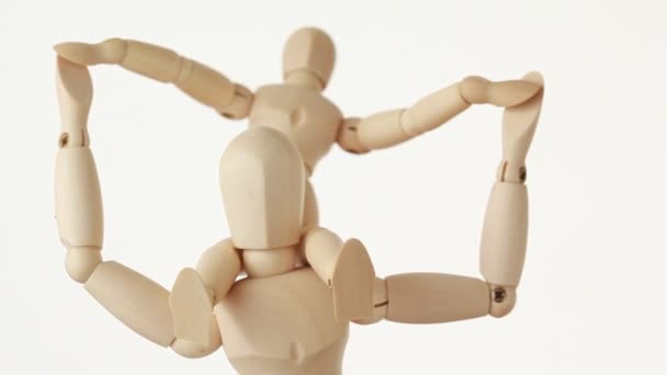 Figures tournantes de l'enfant assis sur le cou de son parent 