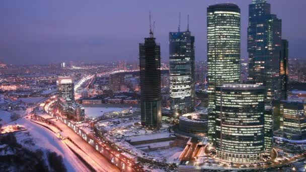 Автомобілі трафіку поблизу ніч світлом зимову Московського міжнародного бізнес-центр, Москва — стокове відео