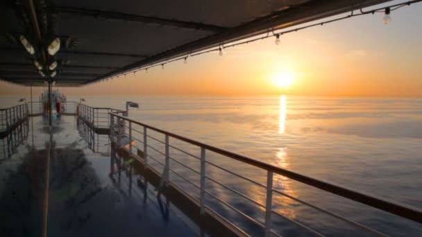 Vista sul tramonto dal ponte della nave da crociera in movimento — Video Stock