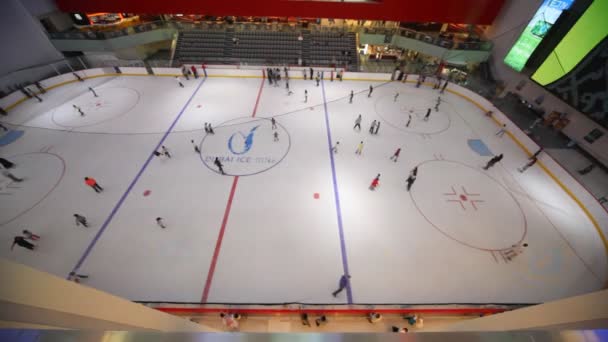 Vue de dessus de la patinoire du centre commercial Dubai Mall à Dubaï, EAU . — Video