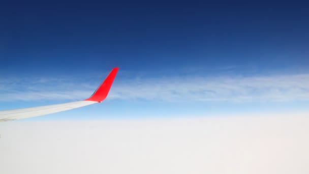 Nubes en el cielo bajo el ala del avión volador — Vídeos de Stock