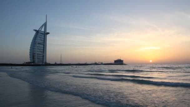 El Burj Al Arab al atardecer en Dubai, Emiratos Árabes Unidos . — Vídeos de Stock