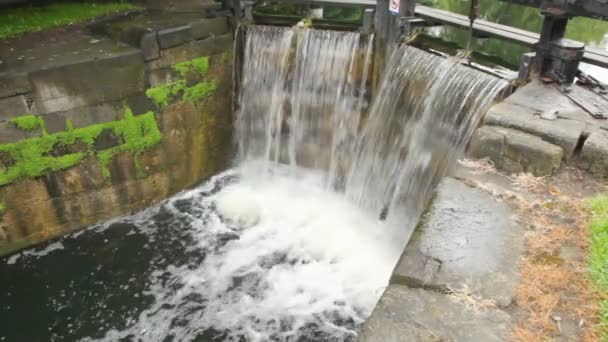 Vatten flyter genom sluss och faller, 4 lås, circle line, Canal Grande, baggott street i dublin, Irland — Stockvideo