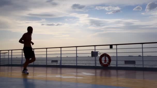 Silhouette dell'uomo che corre sul ponte della nave da crociera — Video Stock