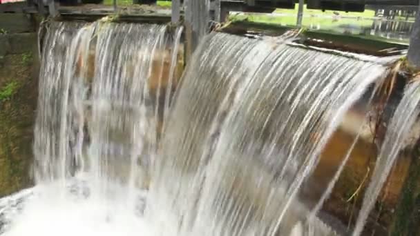 Water stroomt door sluis en vallen, 4de slot, circle line, canal Grande, baggott straat in dublin, Ierland — Stockvideo
