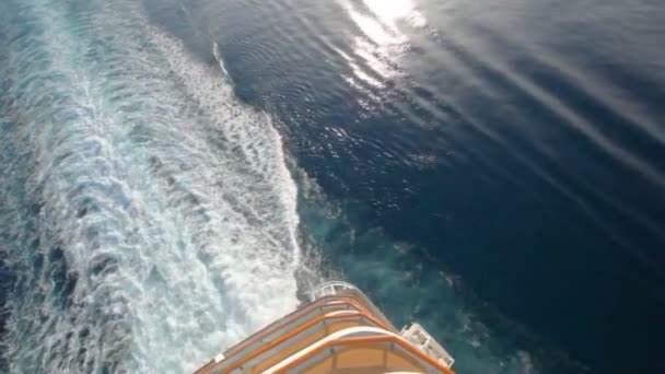 Следы корабля на поверхности воды — стоковое видео