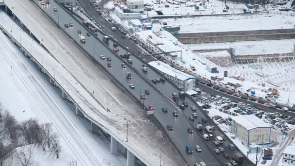 Traffico auto vicino fossa fondazione sulla strada della città di Mosca, vista dall'alto — Video Stock