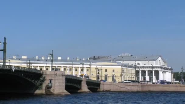 Antiguo San Petersburgo Bolsa de valores y movimiento de coches en el puente del Palacio en San Petersburgo, Rusia . — Vídeos de Stock
