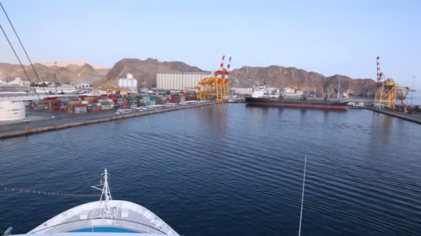 Cruise liner sailing to seaport of Muscat, Oman — Stock Video