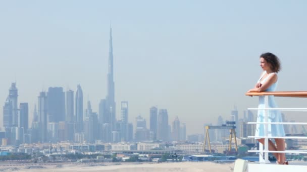 Žena stojí na palubě na zábradlí v Dubaji — Stock video