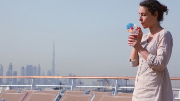 Frau trinkt Cocktail an Deck des Schiffes — Stockvideo