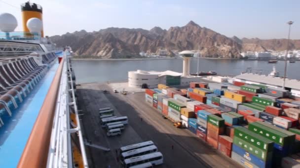 Lote de contenedores de carga en puerto marítimo, Moscatel, Omán . — Vídeo de stock