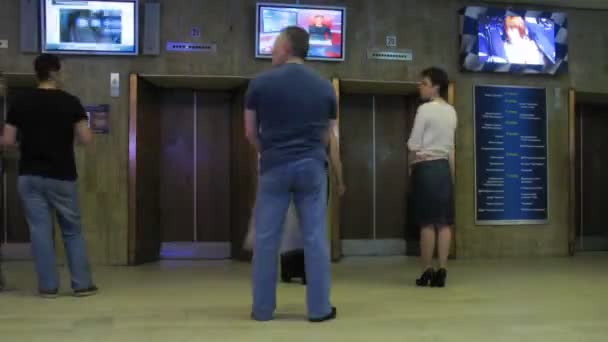Attendre aux portes d'ascenseur dans un hall, écrans au-dessus des portes à Moscou, Russie . — Video