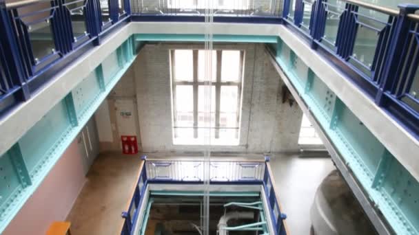 Многоуровневый интерьер завода с эскалаторами и лестницами — стоковое видео