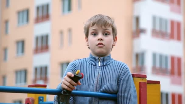 Junge spielt mit Handschaltpropeller — Stockvideo