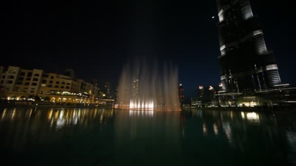 Burj ドバイ、アラブ首長国連邦のドバイの近くの素晴らしい噴水上の一般的なビュー — ストック動画