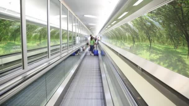 Vista trasera de caminar con bolsas en escaleras mecánicas en Londres, Reino Unido . — Vídeos de Stock