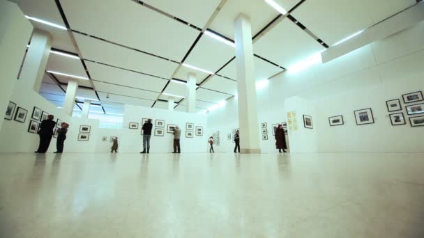 Hallen på utställningen ägnas nikita khruschev i Moskva hus"av fotografi" — Stockvideo