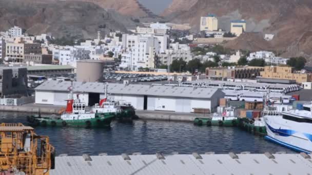 Nave da fuoco che naviga nel porto di Muscat, Oman — Video Stock