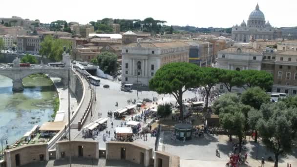 Pohled na náměstí nedaleko krásné Castel Sant'Angelo v Římě shora dolů — Stock video