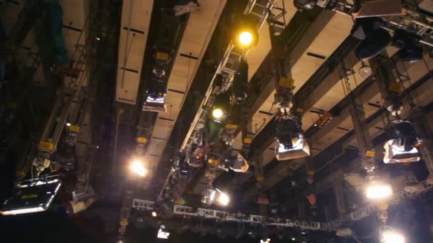 큰 텔레비전 스튜디오의 천장 아래 조명 장비 — 비디오
