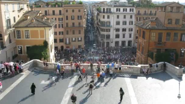 観光客は、スペイン階段 （スカリナータ） ローマ、イタリアです。. — ストック動画