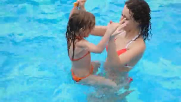 Mujer con hija en piscina — Vídeos de Stock