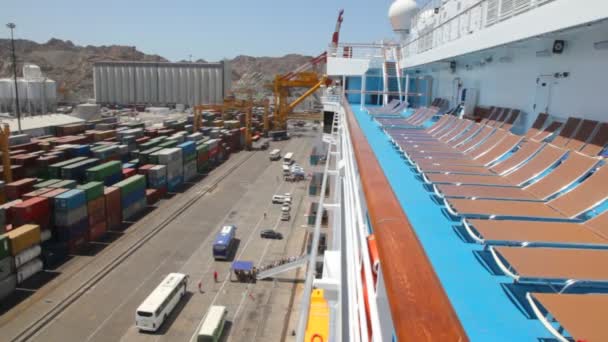 Autobus près de bateau de croisière dans le port maritime — Video