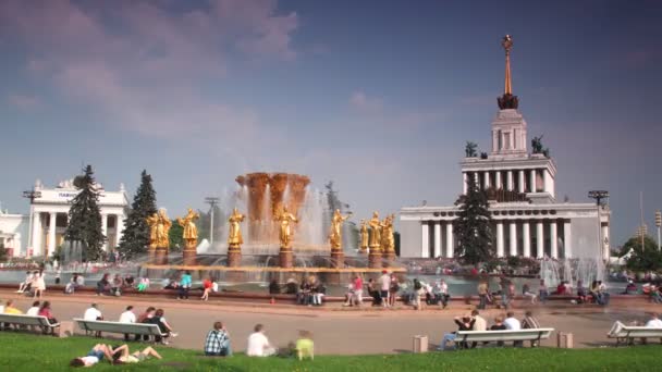 Square in All-Russian Exhibition Centre (VDNKH) with fountain. — Stock Video