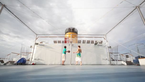 Couple joue au basket sur une aire de jeux extérieure — Video