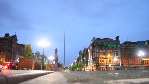 Pohled zdola na irské celostátní stavební spořitelnou na O'Connell Street v Dublinu — Stock video