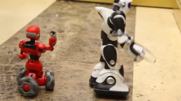 Пара игрушечных роботов радиоконтроля движется по полу, Москва, Россия — стоковое видео