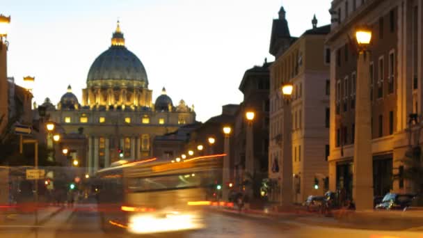 E veículos que passam pela Via della Conciliazione à noite — Vídeo de Stock
