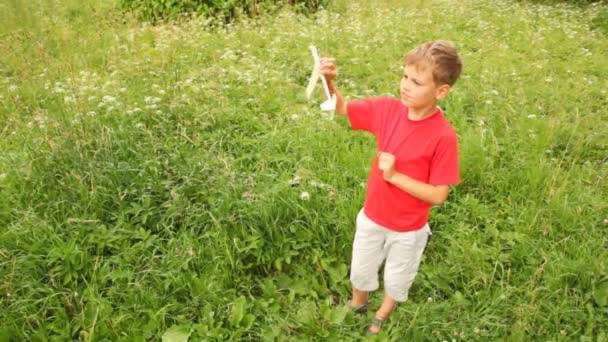 Boy joue avec un modèle d'avion 