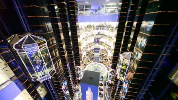 Sala principale nel centro commerciale Evropeisky a Mosca, Russia . — Video Stock