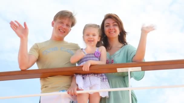 Сім'я махає руками з палуби круїзного корабля — стокове відео