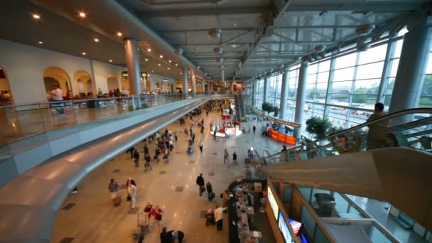 Interior of hall of airport Domodedovo in Moscow, Russia. — Stock Video