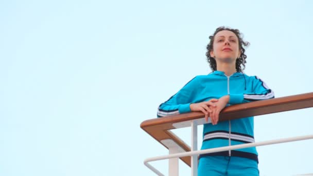 Жінка стоїть на палубі круїзного корабля — стокове відео