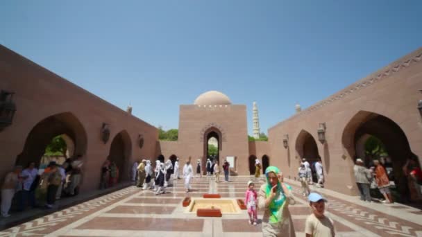 Tourists, mother with two children in Sultan Qaboos Grand Mosque, Muscat, Oman — Stock Video
