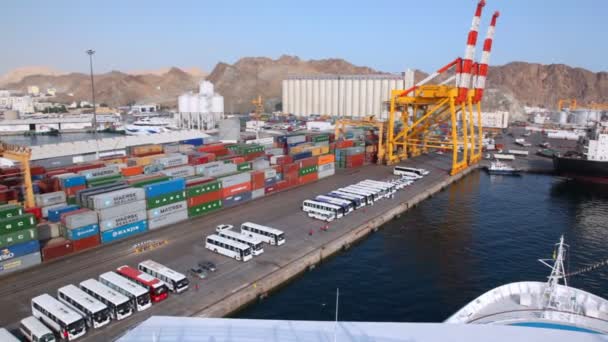 Bateau de croisière naviguant vers le port de Muscat, Oman . — Video