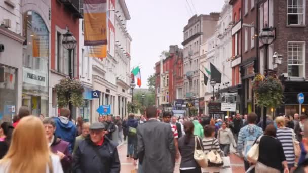 Busy are hurrying on business in a Grafton Street in Dublin, Ireland. — Stock Video