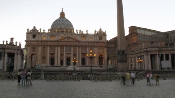 Changement d'heure rapide sur la place près de la basilique Saint-Peters autant de personnes passent par là — Video