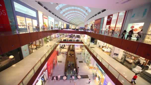 Dubai Mall de l'intérieur, avec des visiteurs à Dubaï, EAU . — Video