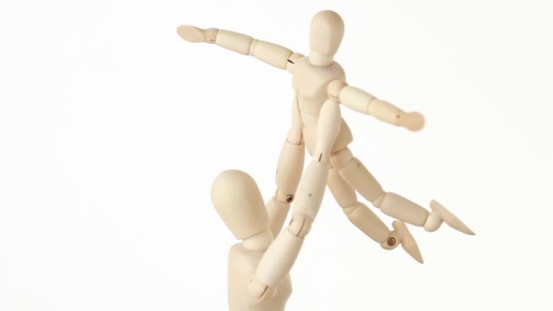 Wooden figures of parent carrying his child over head, child aparting hands — Stock Video