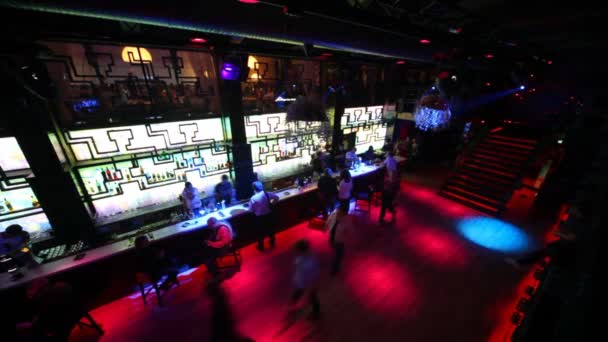 Sommige zitten en ontspan in bar in goede kwaliteit partij nachtclub — Stockvideo