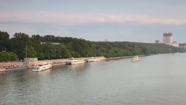 Steam-ships leave and arrive to landing stage with — Stock Video