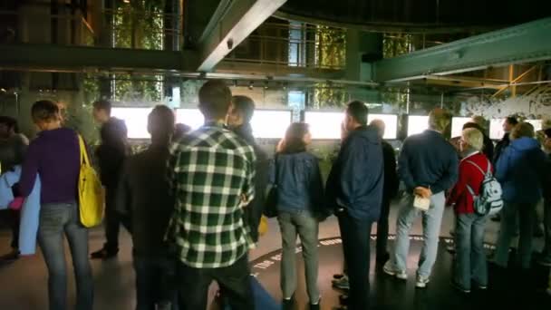 Estão visitando uma fábrica de cerveja Guinness durante excursão em Dublin — Vídeo de Stock